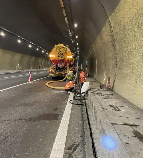 长丰隧道排水渠清淤